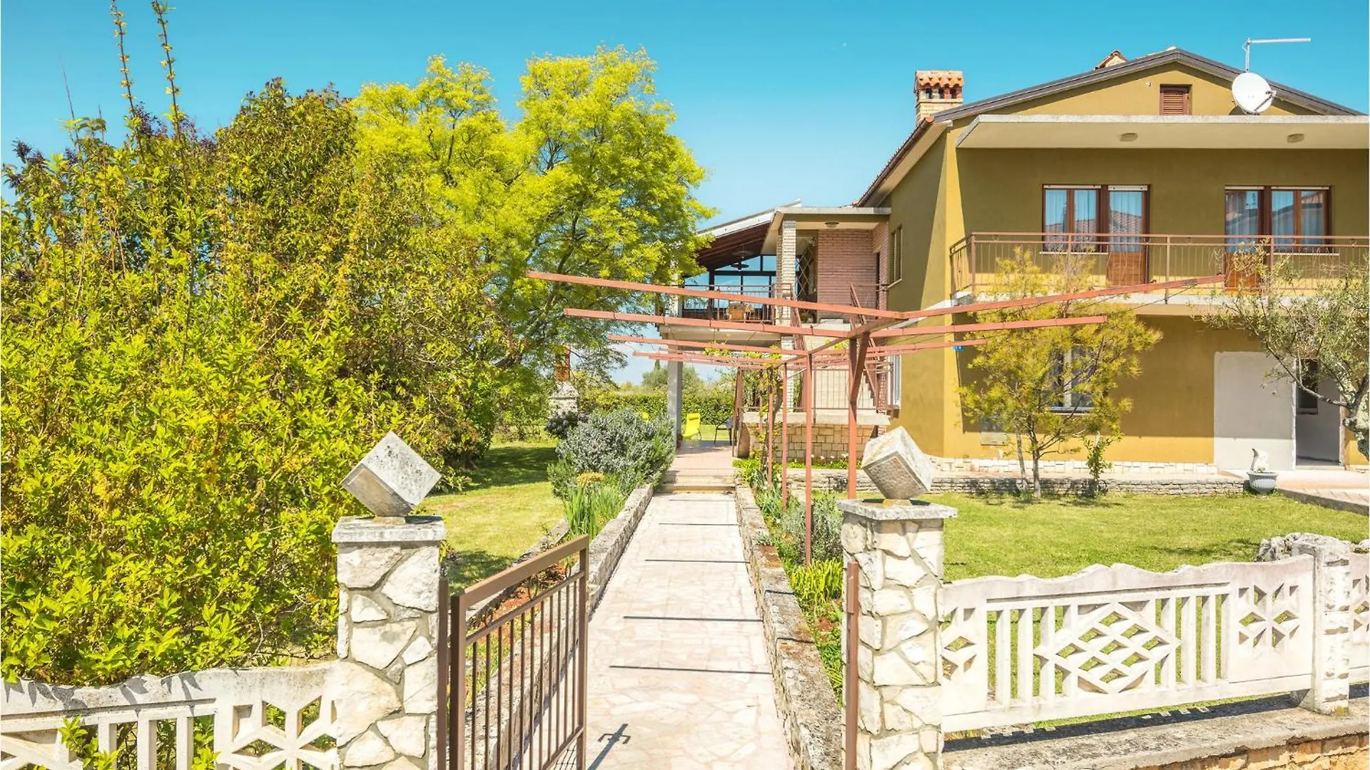 Lovely Apartment In Lovrecica With Wifi